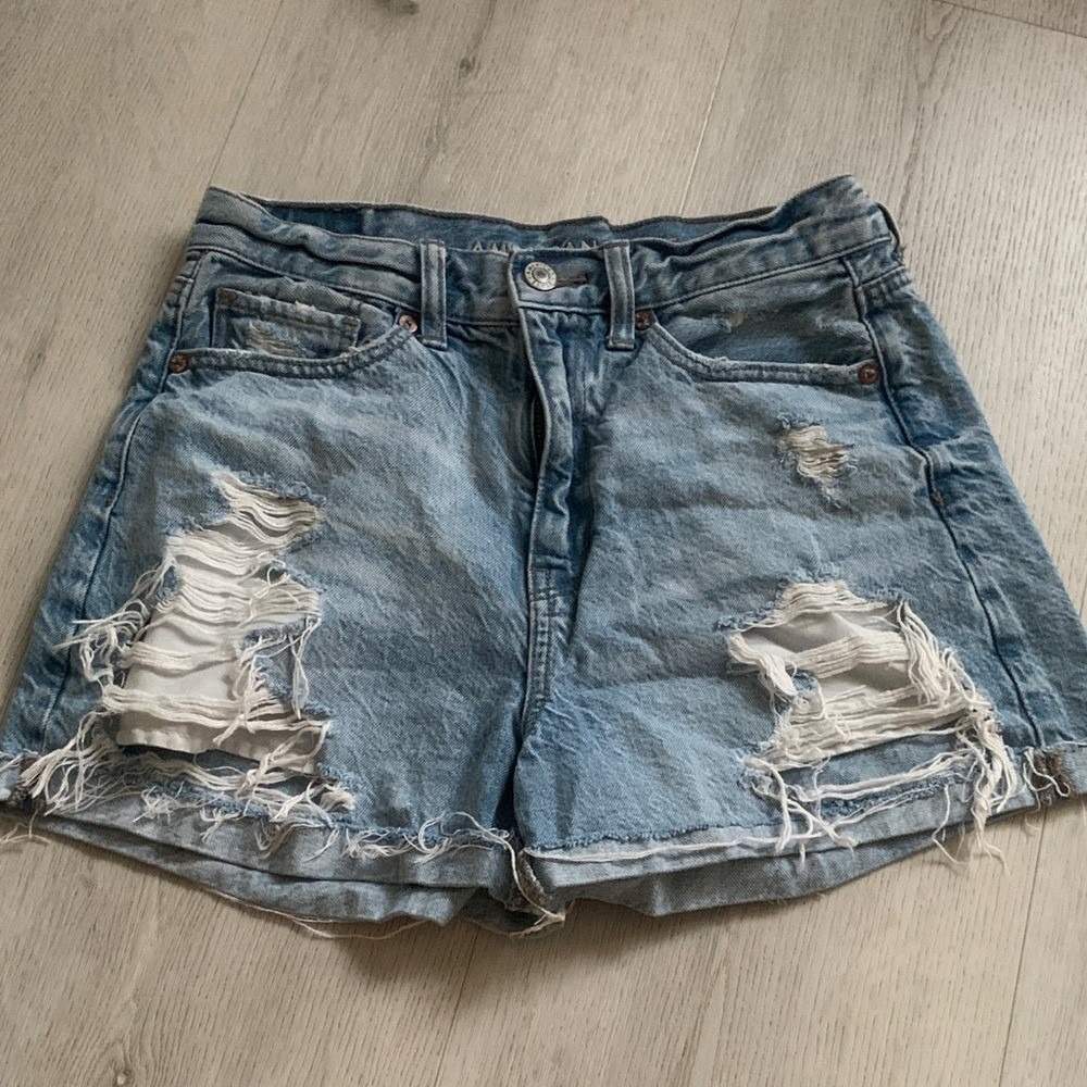 American‎ Eagle mom jean shorts size 2 distressed trimmed light wash hi waisted